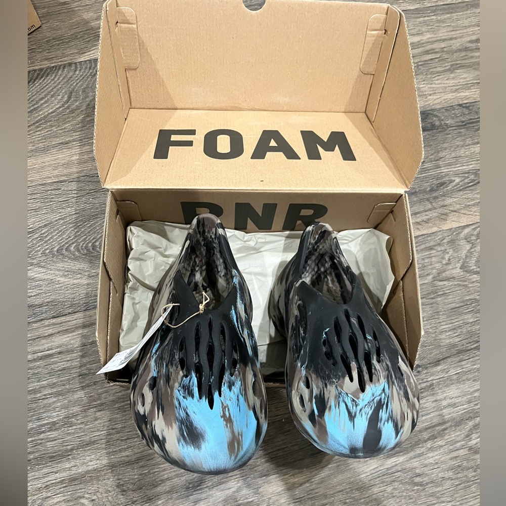 Yzy foam rnr size4